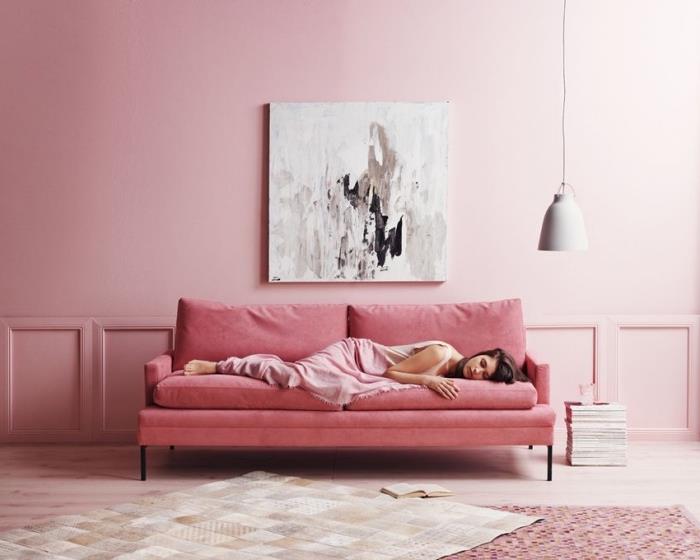 pembe kanepe ile döşenmiş oturma alanı ile pudra pembesi yatak odasında minimalist tasarım, pembe tonlarında feminen dekorasyon fikri