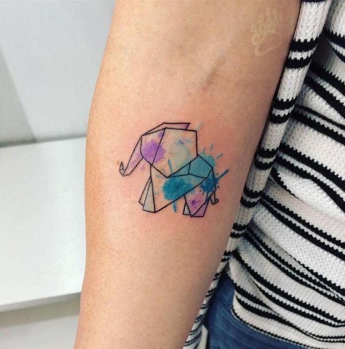 nežna tetovaža akvarela z geometrijsko obliko origami slona
