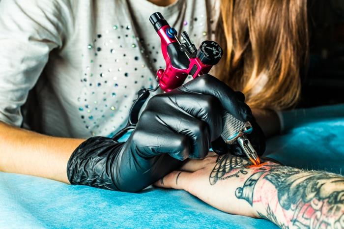 Lepa tetovaža s polno roko stara šola rockabilly tattoo kako tetovirati lepo žensko tetovažo