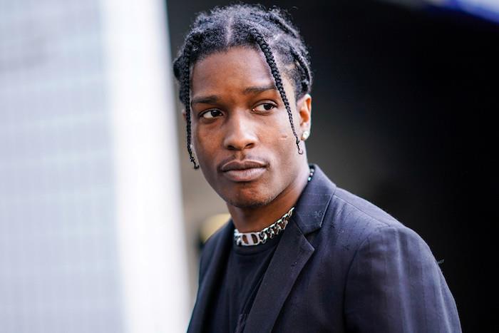 Bir aylık tutukluluğun ardından ASAP Rocky, İsveç'teki hapishaneden serbest bırakıldı ve Amerika Birleşik Devletleri'ne geri döndü.