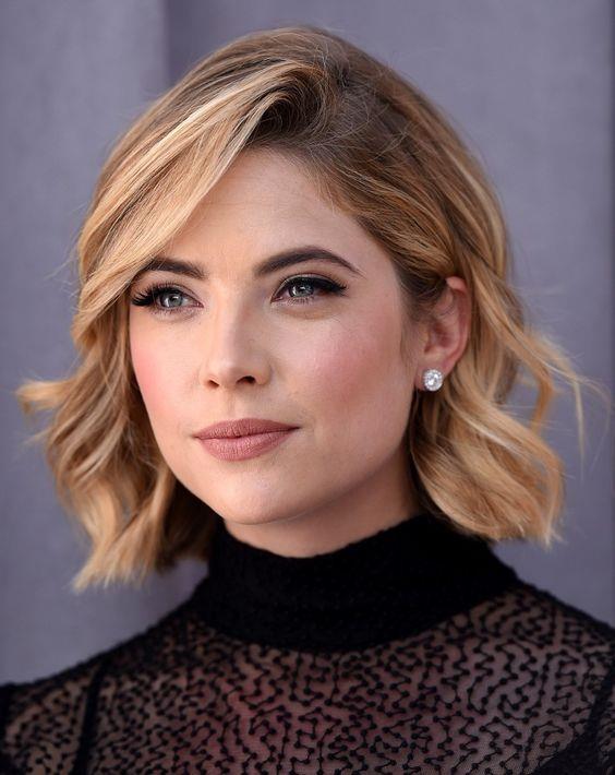 model frizura ashley benson, igralka lepa lažnivka, eleganten kratek valovit bob z asimetričnimi šiškami, starinska pričeska