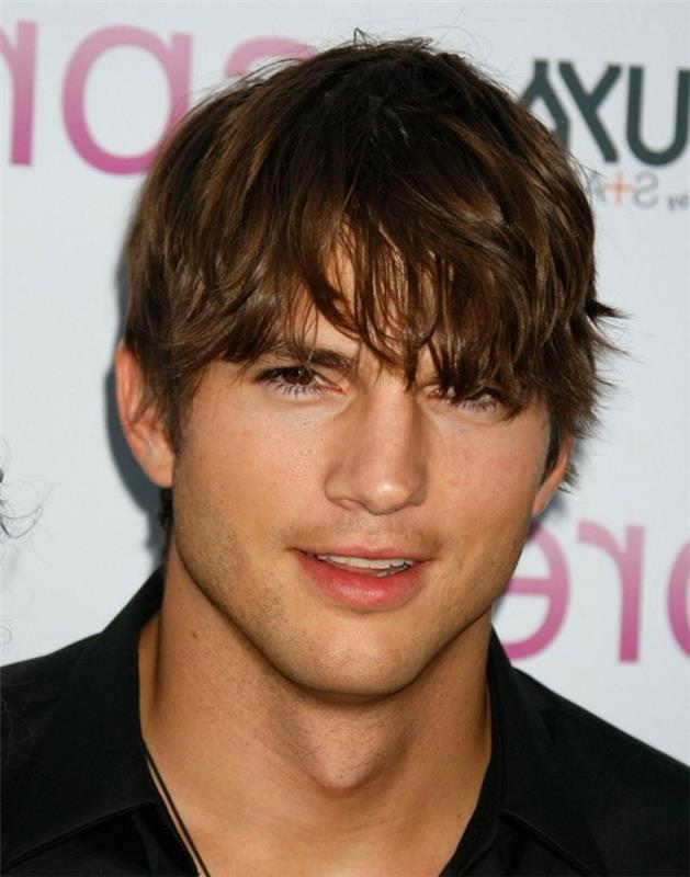 ashton kutcher tarafından giyilen dağınık patlama ile tüylü kahverengi saç, erkek saç kesimi türleri, çocuksu saç modeli