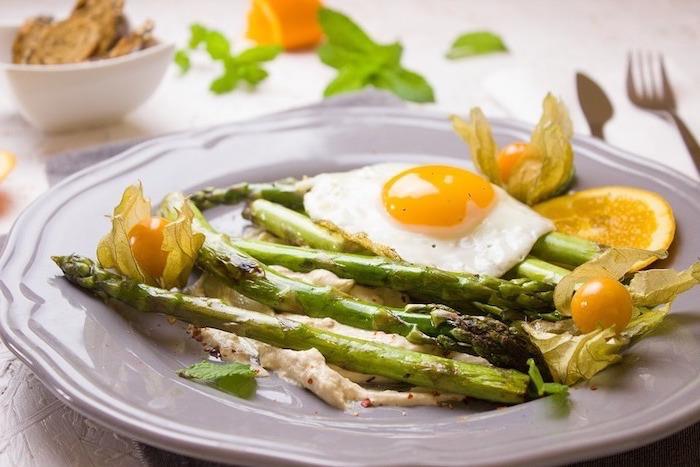 bela plošča, šparglji in jajce, s češnjevim paradižnikom, rezinami limone, uravnotežena prehrana