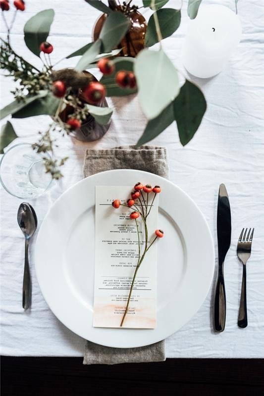 bela plošča srebrni pokrovi božična miza dekoracija rdeča in bela očala prt beli list zelenje namizna sveča
