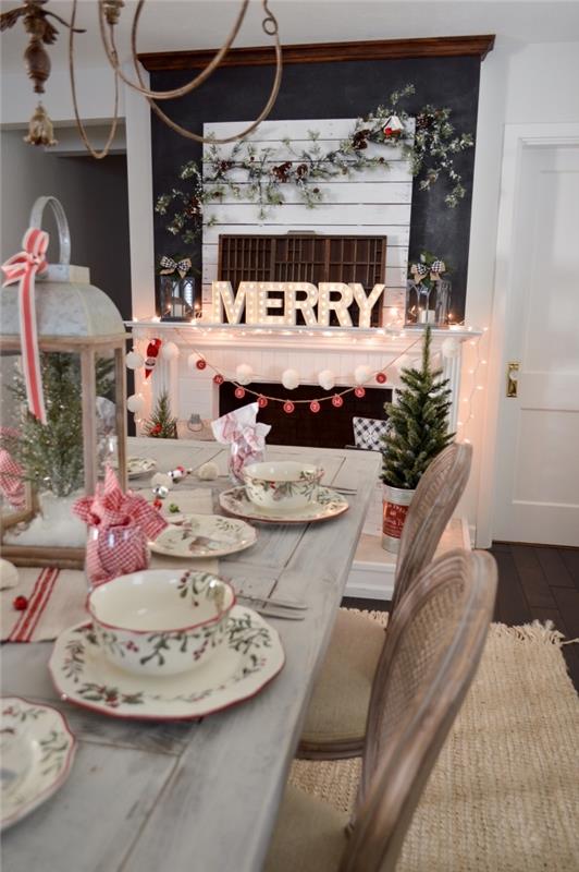 gražiausi Kalėdų stalai, kaimiško stiliaus dekoras su metaliniu žibintu, užpildytu netikru sniegu ir mini Kalėdų eglute