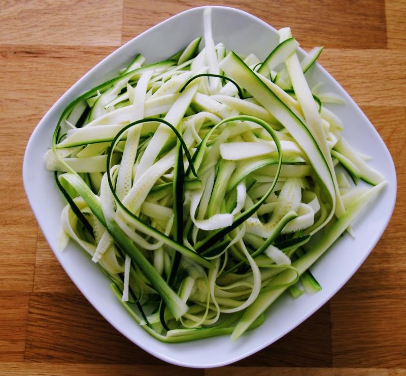 bela plošča zoodles bučke rezanci zamrzovanje zelenjave kake oblike posoda