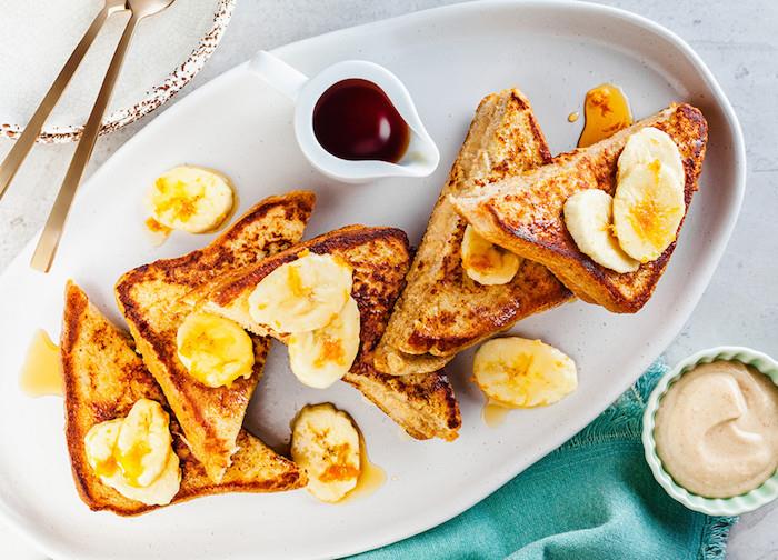 reçel ve muz ile kızarmış tost seramik tabak kahvaltı sunum fikri