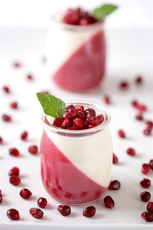 gurmaniška lėkštė-verrine-su-gražiu-dviejų tonų kremu ir granatu