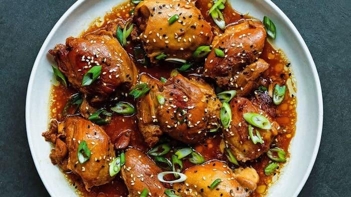 mermer tabak teriyaki ballı tavuk cibolette dekorasyon fikri hazırlamak için hızlı ve kolay bir yemek