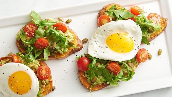 kahvaltı sunum tabağı roka domatesli tost, avokado kreması ve yumurta