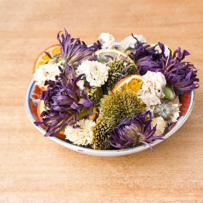 krožnik napolnjen z različnimi cvetovi in ​​rezinami citrusov pot pourri ideja za izdelavo cvetličnega okrasja z lastnimi rokami