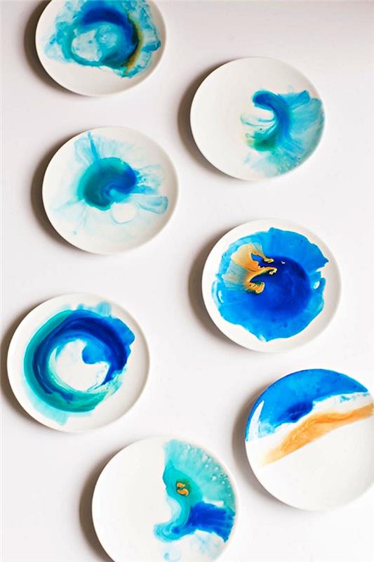 pisane akvarelne plošče v modrih odtenkih, slikarske tehnike za prilagoditev vaših jedi