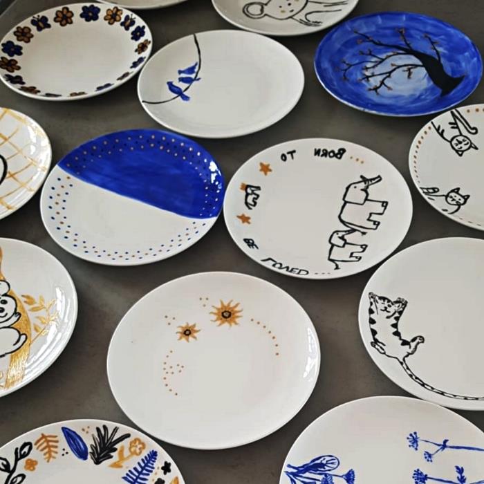 bele keramične plošče, okrašene s porcelansko barvo, barva na belih krožnikih