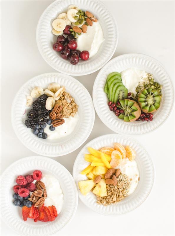 baltymų dubuo su paprastu graikišku jogurtu, riešutais ir sėklomis bei šviežiais vaisiais, dietiniai pusryčiai, kuriuos galite pasigaminti patys