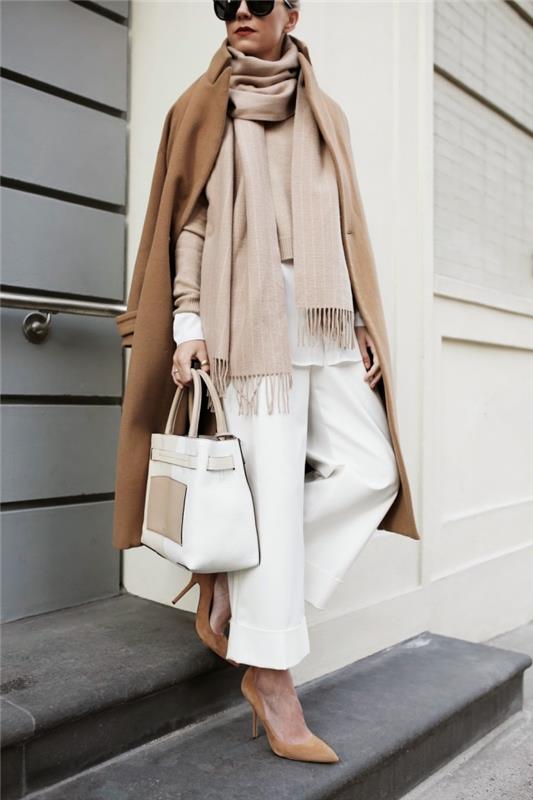 ženski slog oblačenja, kako kombinirati nevtralna oblačila, bež dolg šal z belimi hlačami in torbico