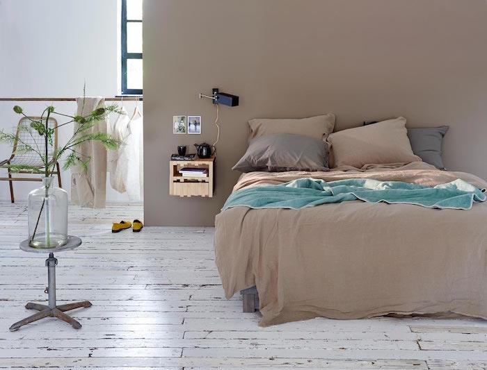 taupe yatak odası düzeni örneği kahverengi boya dekoru