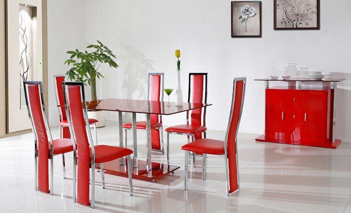 ideja barvne asociacije, rdeči stoli v stekleni mizi v jedilnici, rdeči predalnik, bela barva sten, grafična dekoracija sten