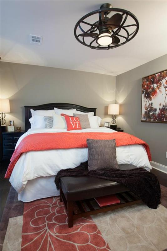 mercan renkli battaniye duvarları ile gri ve beyaz yatak odasında inci gri renk