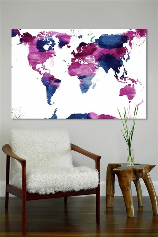 dünyanın coğrafi haritası ile büyük bir dekoratif panel ile oturma odası duvarında inci gri boya