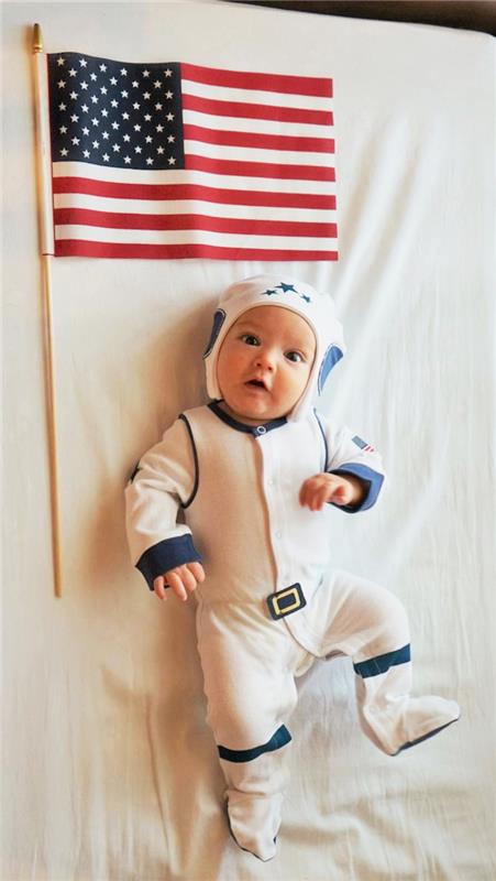 Bebek için astronot kostümü, küçük çocuk için havalı kostüm fikri, şaşkın bebeğin komik fotoğrafı