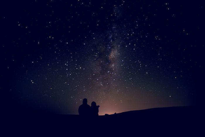 Iš kur žvaigždžių vardai kilę iš dviejų meilužių, kurie žiūri į žvaigždes, nuotraukos