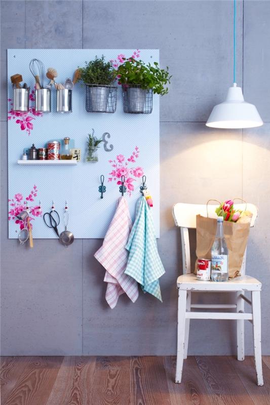 deko patarimas virtuvėje su perforuota sienų lenta, kuri tarnauja kaip sieninė saugykla, ir kaimo stiliaus dekoratyviniu elementu