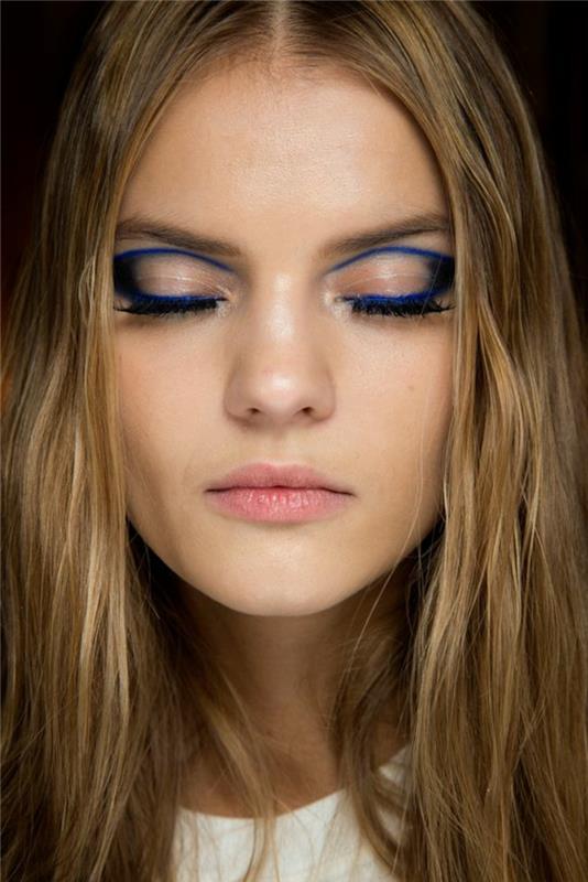 makeup tutorial s kohlovim svinčnikom v električno modri barvi na zanimiv način postavljen z ustnicami brez ličila
