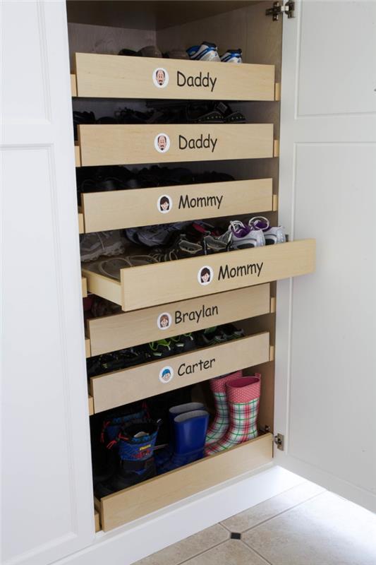 batų spintelė su personalizuotais stalčiais, skirta visos šeimos batams laikyti