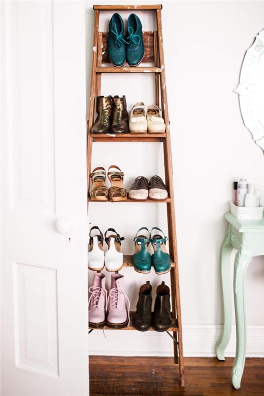 Yatak odasındaki tuvalet masasının yanında duvara dayalı, işlevsel ve estetik bir ayakkabı dolabına dönüştürülen eski bir merdiven
