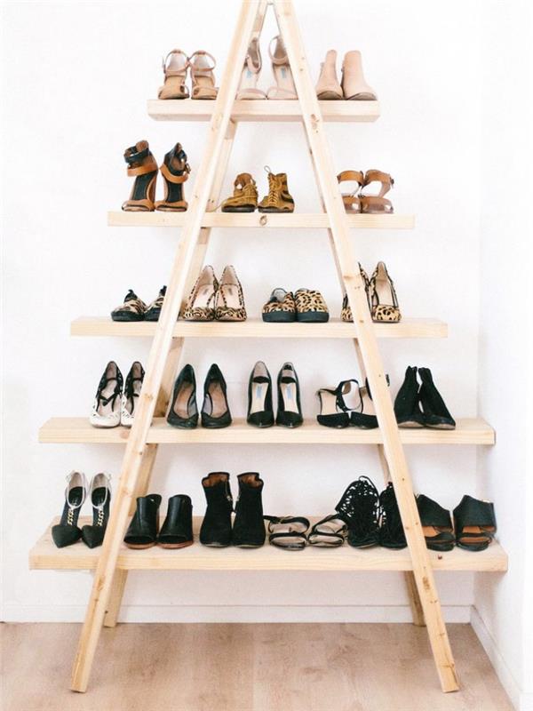 bohem şık veya İskandinav tarzı bir iç mekana iyi uyan güzel bir DIY merdiven ayakkabı rafı
