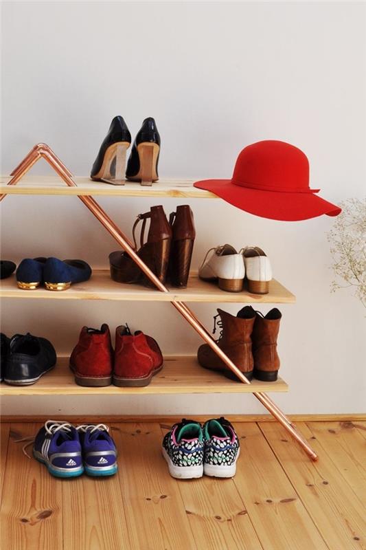 batų spintelės idėja pasigaminti iš medinių lentų ir varinių vamzdžių, geometrinis dizainas