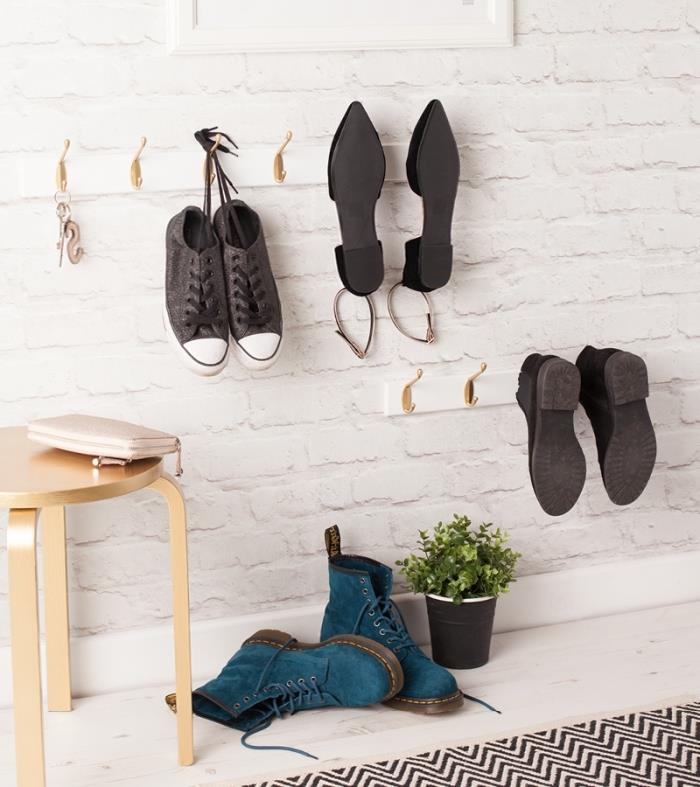 batų laikymo idėja sutaupyti vietos salėje, pakabinkite batus ant sieninių kabliukų