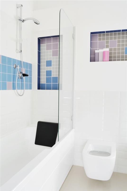 beli model kopalnice s tušem in kadjo, majhen dekor prostora z belimi stenami s ploščicami pastelnih barv