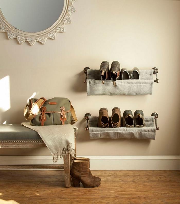 Geri kazanılmış sıhhi tesisat boruları ve kumaştan yapılmış endüstriyel ruhlu duvara monte ayakkabı rafı
