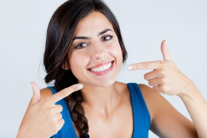 güzel ve sağlıklı bir gülümsemeye sahip olmak için ipuçları, diş macununuzu nasıl yapacağınız ve hangi malzemeleri kullanabileceğiniz