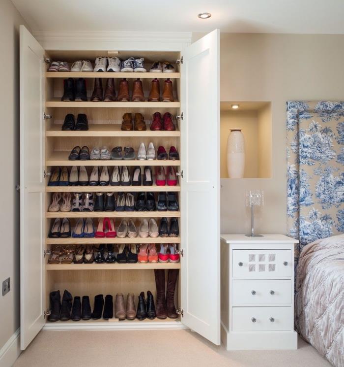 Ebeveyn yatak odası için ideal, iki kapılı ve birkaç raflı fonksiyonel bir ayakkabı dolabı