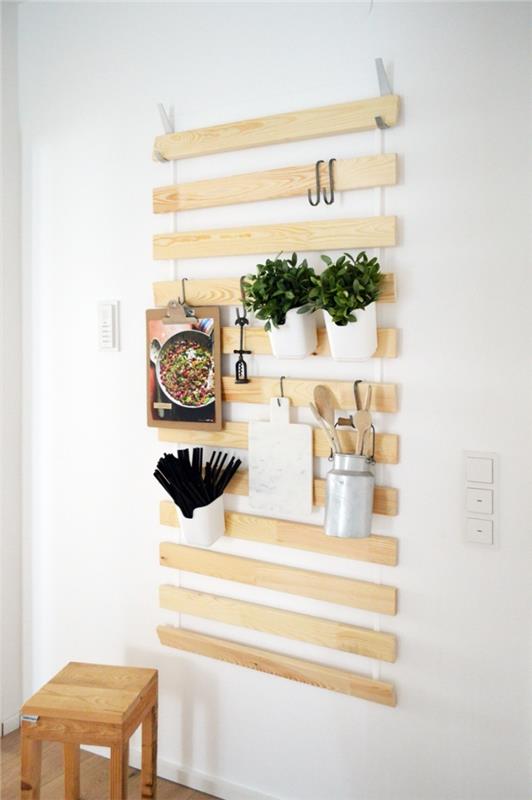 „IKEA Deco“ triukas, skirtas nukreipti grotelių pagrindą į virtuvės sieninę saugyklą, ant kurios pakabinsite indų laikiklius, vaistažolių puodus ir dekoratyvinius daiktus