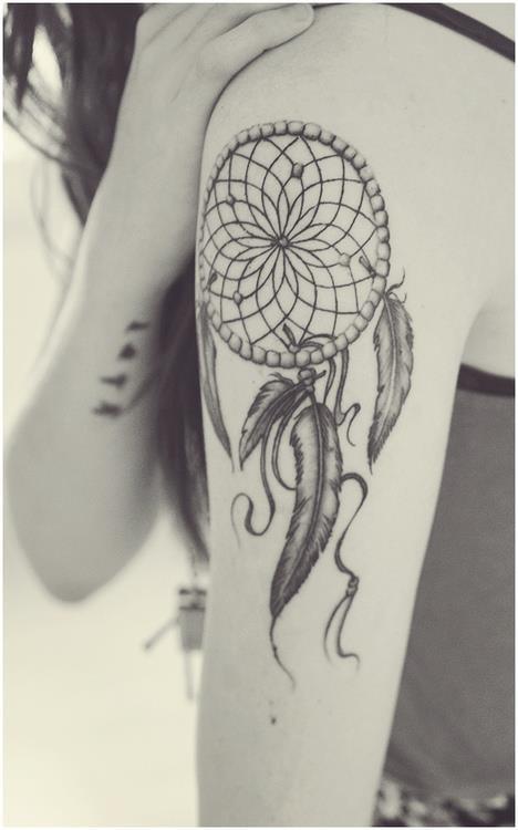 dreamcatcher siyah mürekkep omuz dövmesi, inci ve tüy ağı, siyah beyaz grafik dövme fikri