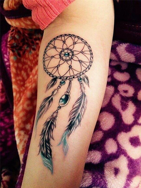 tetovaža ženska lovilka sanj, lepa lovilka sanj z mrežo, perjem in kamnitimi obeski