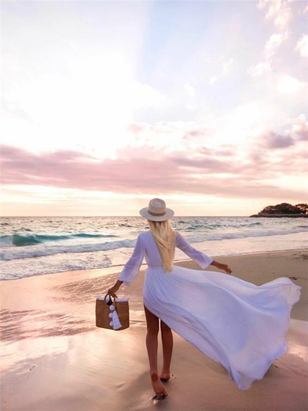 Ilga balta suknelė bohemiškai prašmatniai žvelgia į paplūdimį