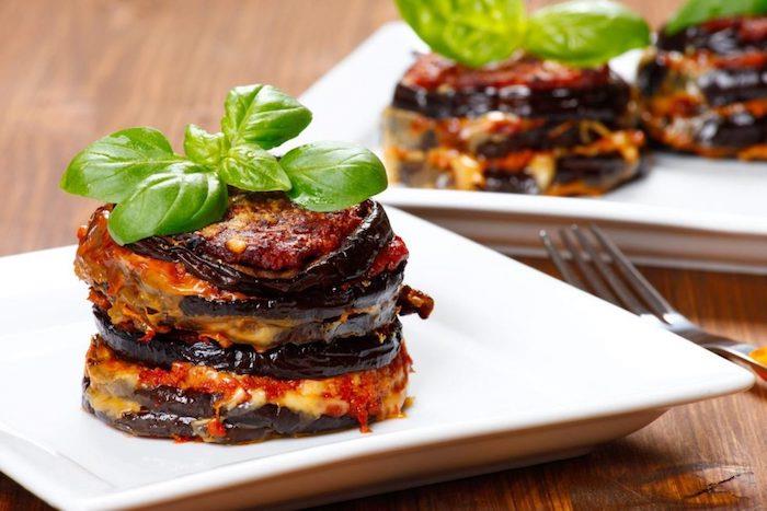 domates soslu ve parmesanlı patlıcanlı mevsimlik tarif, akşam yemeği için kolay vejetaryen menü