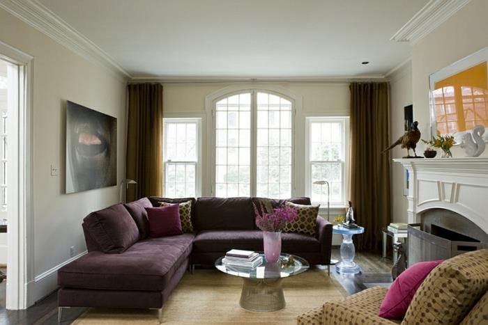 patlıcan rengi, mor köşe kanepe, iki yuvarlak oturma odası masası, dekoratif şömine, soyut resim
