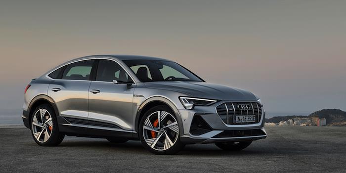 Audi, markanın elektrikli SUV'sinin coupe versiyonu olan yeni E-Tron Sportback'in üzerindeki perdeyi kaldırdı.