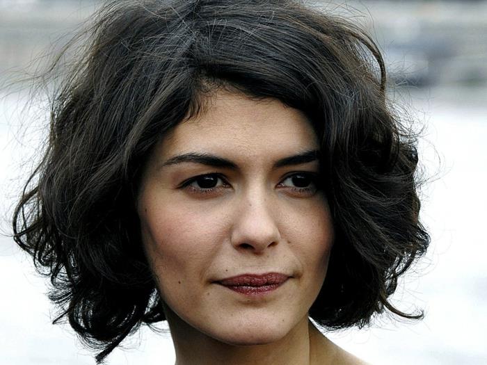 striženje na obrazu, okroglo, audrey tautou, črni lasje, kratki bob kodri, boemska elegantna pričeska