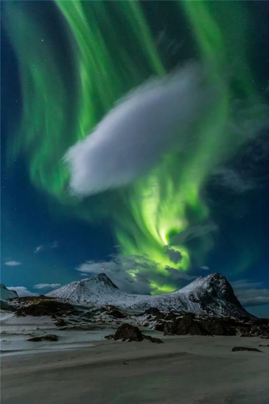 kuzey ışıkları-aurora-borealis-ve-beyaz-bulut