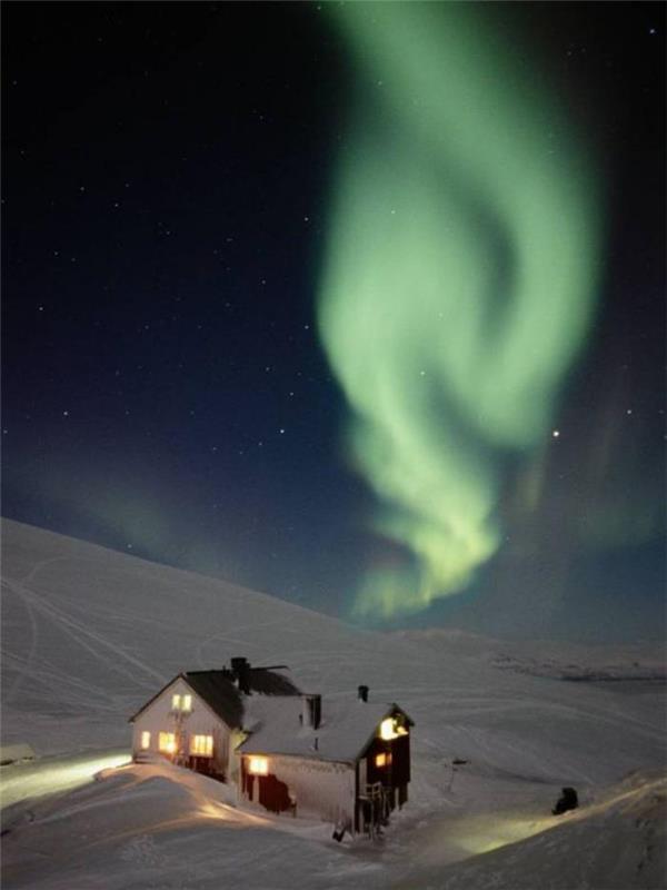 aurora-borealis-tatlı-kutuplu-aurora-dağ-üstü-dağ evi
