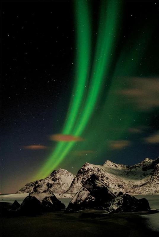 aurora-borealis-boreal-elips-in-yeşil-ışık