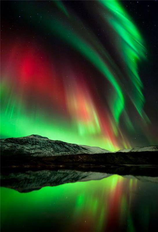 aurora-borealis-ilahi-gece-manzarası
