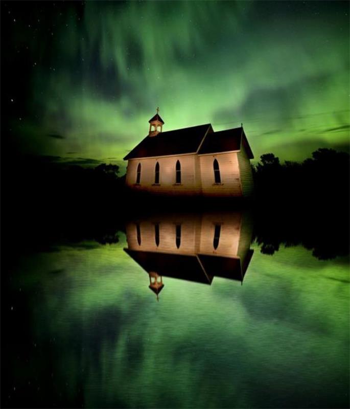 aurora-borealis-Church-in-Kanada