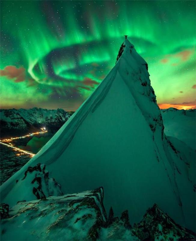 aurora-borealis-sarhoş edici-gösteri-aurora-borealis-yeşil-ve-karla kaplı-tepe